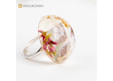 Złote pierścionki z suszonymi kwiatami: Magia natury na Twoim palcu.1