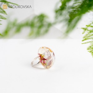 Złote pierścionki z suszonymi kwiatami: Magia natury na Twoim palcu.