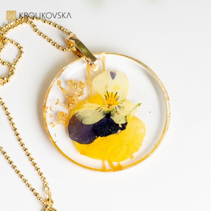 Naszyjnik damski z kwiatem bratka.