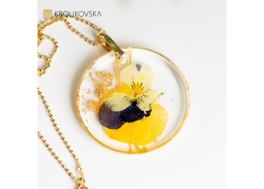 Naszyjnik damski z kwiatem bratka.