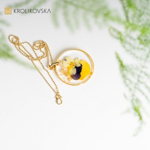 Naszyjnik damski z kwiatem bratka.