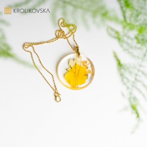 Naszyjnik damski z kwiatem bratka.