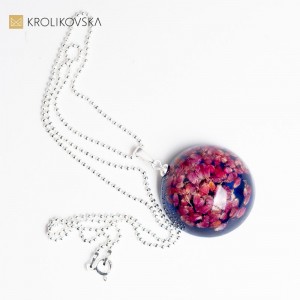 Naszyjnik srebrny z chabrową zawieszka w prezencie.