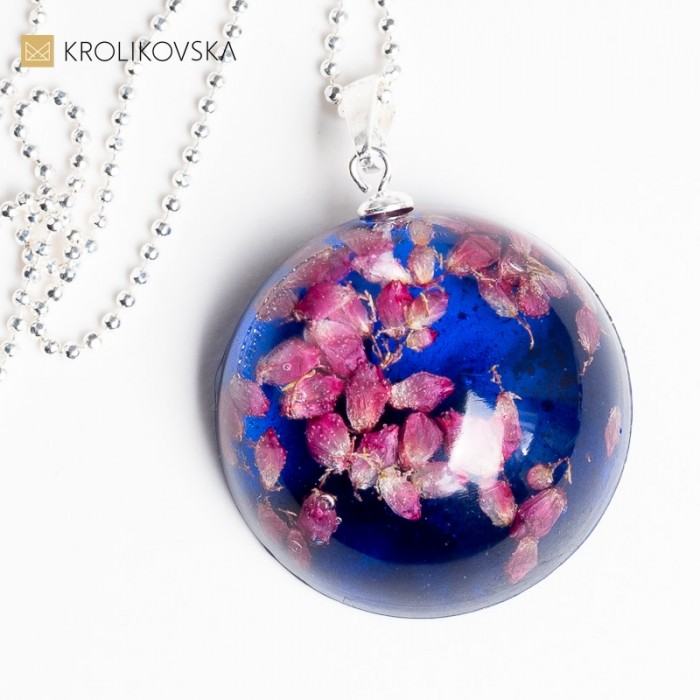 Naszyjnik srebrny z kwiatową zawieszką.