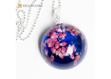 Naszyjnik srebrny z kwiatową zawieszką.