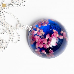 Naszyjnik srebrny z kwiatową zawieszką.