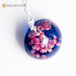 Naszyjnik srebrny z kwiatową zawieszką.