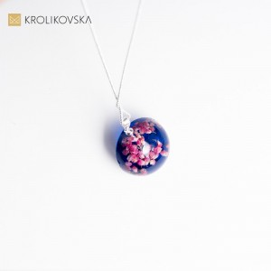 Naszyjnik srebrny z kwiatową zawieszką.