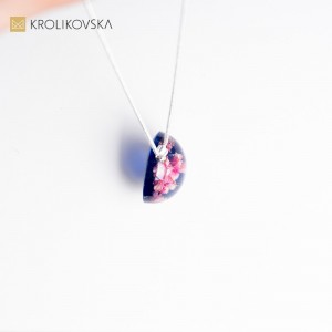 Naszyjnik srebrny z kwiatową zawieszką.