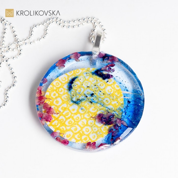 Naszyjnik damski z grafiką i kwiatami.