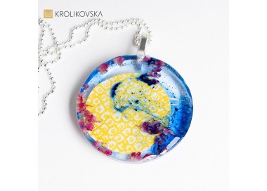 Naszyjnik damski z grafiką i kwiatami.