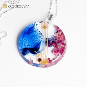 Biżuteria damska naszyjnik granatowy z kwiatami wrzosu.