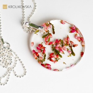 Naszyjnik damski, okrągłe kwiatowe wisiorki, Polska biżuteria handmade.
