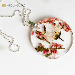 Okrągłe wisiorki z różowymi kwiatami, Polska biżuteria.
