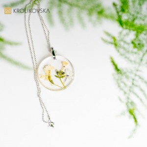 Naszyjnik damski kwiatowy na 40 urodziny dla koleżanki.