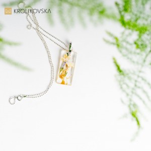 Prezent artystyczny z kwiatami dla siostry.