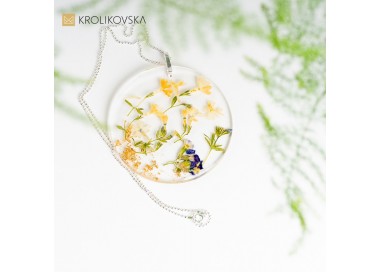 Prezent artystyczny z kwiatami dla koleżanki.