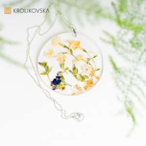 Prezent artystyczny z kwiatami dla koleżanki.