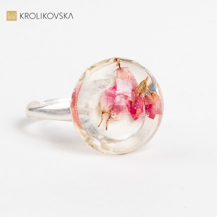 Pierścionek nietuzinkowy, modny dla dziewczyny.