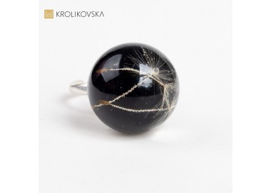Pierścionek nietuzinkowy i modny.