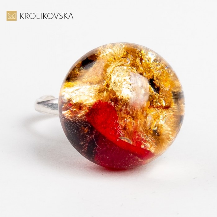 Pierścionek prezent z płatkami czerwonej róży.