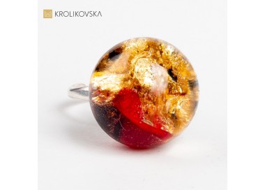 Pierścionek prezent z płatkami czerwonej róży.