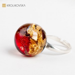 Pierścionek prezent z płatkami czerwonej róży.