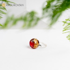 Pierścionek prezent z płatkami czerwonej róży.