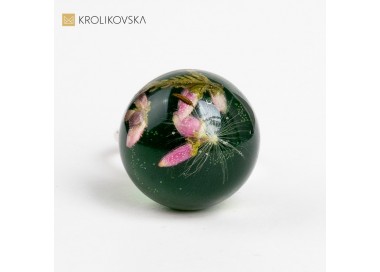 Pierścionek zielony prezent z dmuchawcem i wrzosem.
