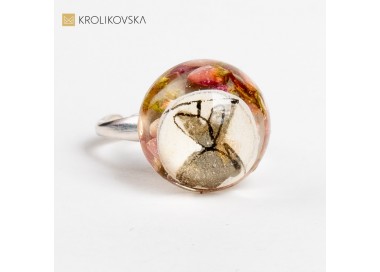 Pierścionek prezent z grafiką sukienki, maleńka grafika.