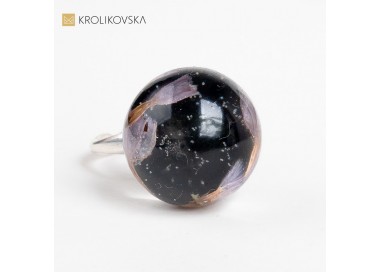 Pierścionek srebrny z czarnym oczkiem.