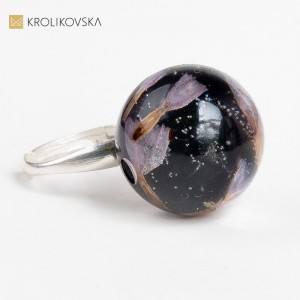 Pierścionek srebrny z czarnym oczkiem.