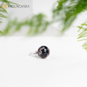 Pierścionek srebrny z czarnym oczkiem.