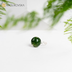 Pierścionek srebrny z mchem w kulce.