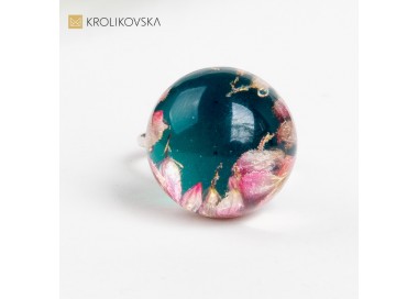 Pierścionek srebrny 925 z zielonym oczkiem kwiatowym.