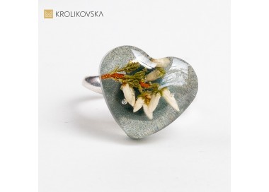 Pierścionek artystyczny z sercem kwiatowym.