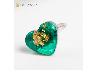 Pierścionek srebrny z zielonym serduszkiem.