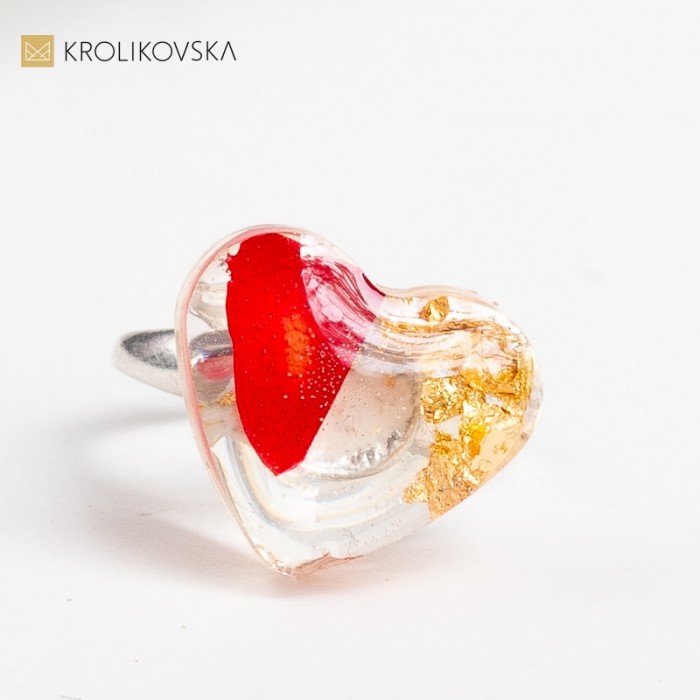 Pierścionek urodzinowy-elegancki pierścionek srebrny.