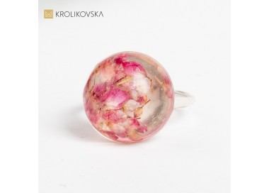 Pierścionek na prezent dla dziewczyny, różowe kwiaty.