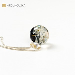 Naszyjnik damski czarny z dmuchawcem oryginalny prezent.