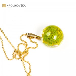 Naszyjnik damski z zielonym mchem na 40 urodziny.