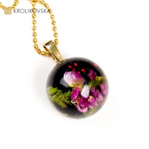 Kwiatowa Gracja: Naszyjnik Z Delikatnym Akcentem na 40. Urodziny.