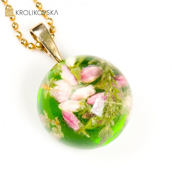 Super prezent zielony naszyjnik z kwiatami.