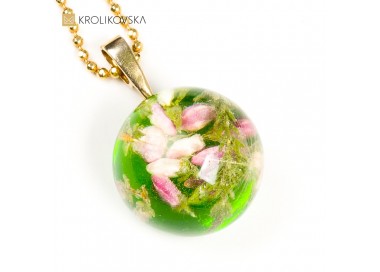 Super prezent zielony naszyjnik z kwiatami.