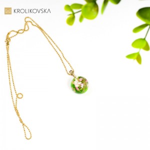 Super prezent zielony naszyjnik z kwiatami.