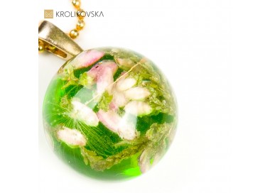 Prezent na dzień kobiet biżuteria zielona kulka z kwiatami.