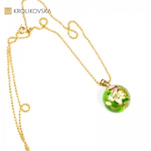 Prezent na dzień kobiet biżuteria zielona kulka z kwiatami.1