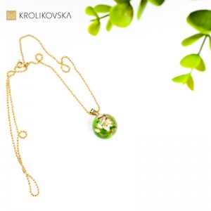 Prezent na dzień kobiet biżuteria zielona kulka z kwiatami.