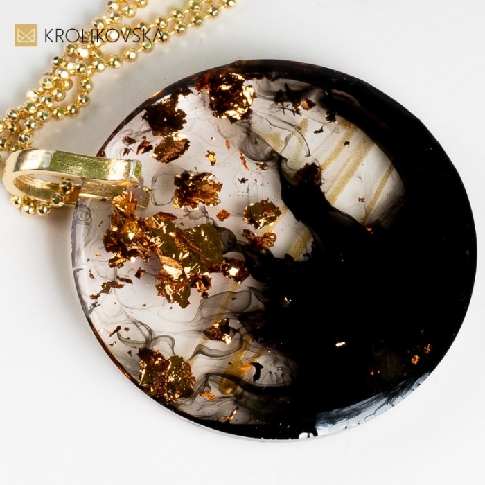 Duże czarne błyszczące wisiorki na szyję. Duże czarne błyszczące wisiorki na szyję.