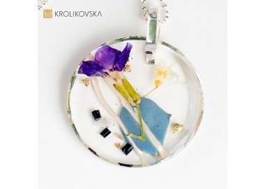 Gustowny upominek naszyjnik dla dziewczynki.